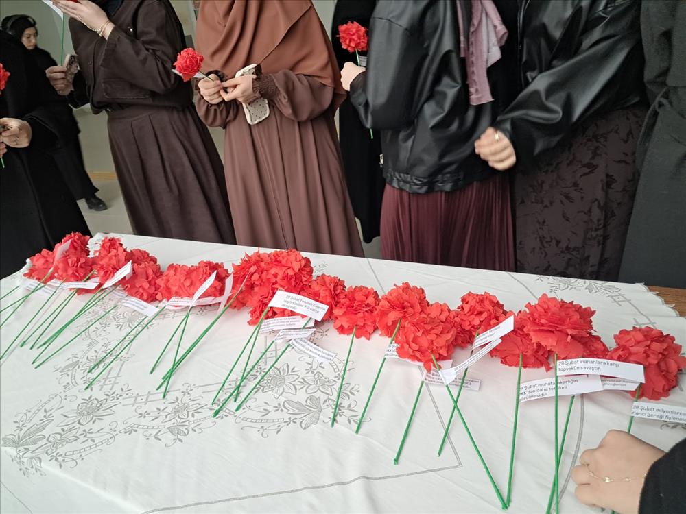 28 Şubat’ı Unutmadık: Bir Karanfil, Bin Umut